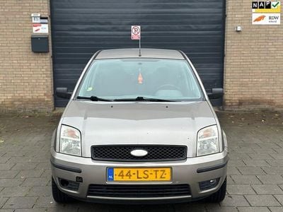 Grijs (metallic) Gebruikt 2003 Ford Fusion MPV | € 1.500 (Eerlijke prijs)