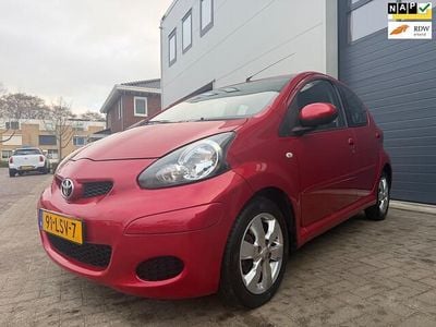 Rood Gebruikt 2010 Toyota Aygo Hatchback | € 3.995 (Eerlijke prijs)