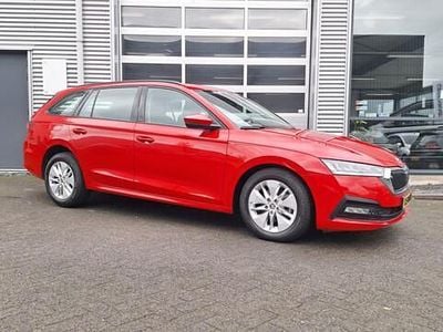 Rood Occasion 2022 Skoda Octavia Ambition Stationwagen | € 17.949 (Eerlijke prijs)