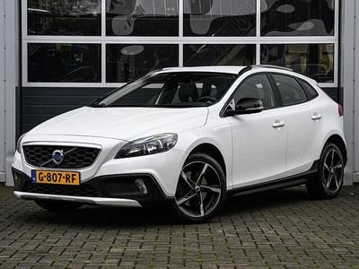 Wit Gebruikt 2014 Volvo V40 Summum Hatchback | € 9.950 (Eerlijke prijs)