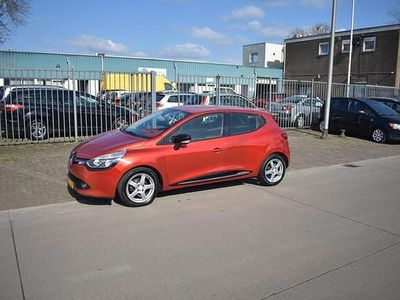 Rood Gebruikt 2013 Renault Clio IV Dynamique Hatchback | € 4.750 (Eerlijke prijs)