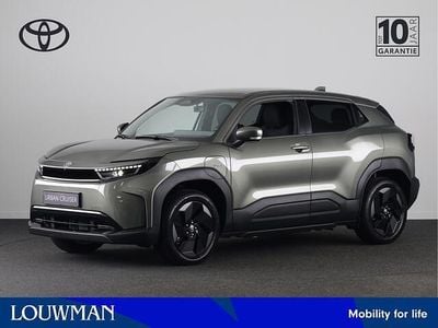 Nieuw Toyota Urban Cruiser 127 kW (174 PK) 2026 Land breeze green (donker groen metallic) SUV