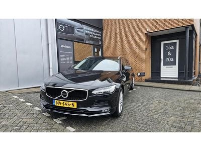 Zwart (metallic) Gebruikt 2017 Volvo V90 Momentum Stationwagen | € 21.950 (Eerlijke prijs)