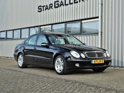 Zwart (metallic) Occasion 2004 Mercedes E500 Elegance Sedan | € 18.950 (Duur)