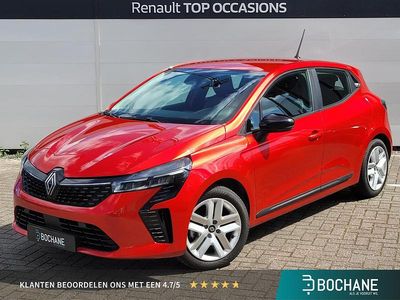 Rood Occasion 2023 Renault Clio V Evolution Hatchback | € 20.195 (Eerlijke prijs)