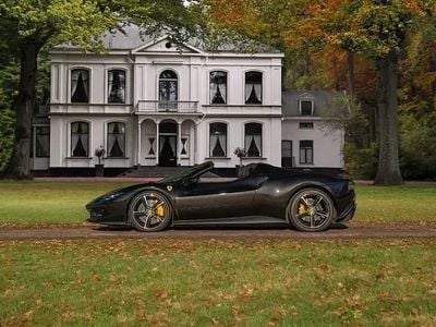 Zwart (metallic) Gebruikt 2024 Ferrari 296 Cabriolet | € 349.500 (Eerlijke prijs)