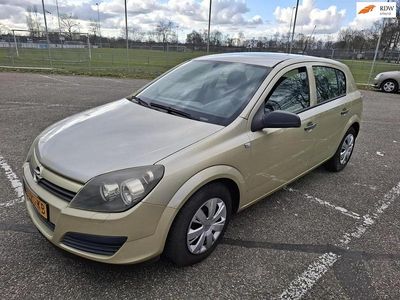 Geel (metallic) Occasion 2005 Opel Astra Essentia Hatchback | € 1.495 (Eerlijke prijs)