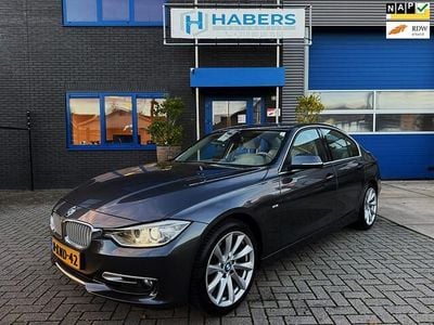 Grijs (metallic) Occasion 2013 BMW 320 Executive Sedan | € 12.945 (Eerlijke prijs)