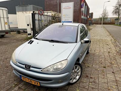Grijs (metallic) Gebruikt 2001 Peugeot 206 Hatchback | € 799 (Eerlijke prijs)