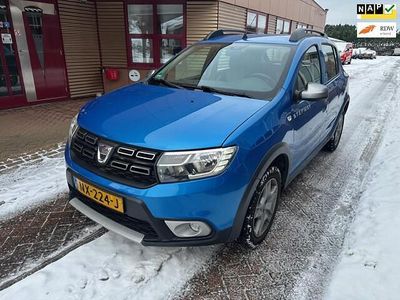 Blauw (metallic) Occasion 2017 Dacia Sandero Lauréate Hatchback | € 7.950 (Eerlijke prijs)