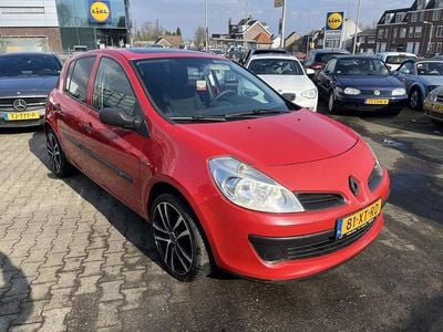 Rood Occasion 2007 Renault Clio II Authentique Hatchback | € 1.690 (Eerlijke prijs)