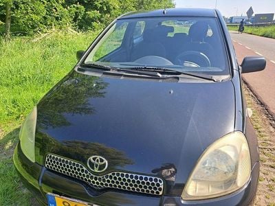 Zwart (metallic) Occasion 2002 Toyota Yaris Sol Hatchback | € 999 (Eerlijke prijs)