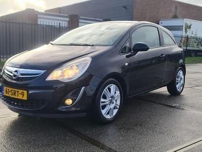 Zwart (metallic) Occasion 2011 Opel Corsa Selection Hatchback | € 2.299 (Goede deal)