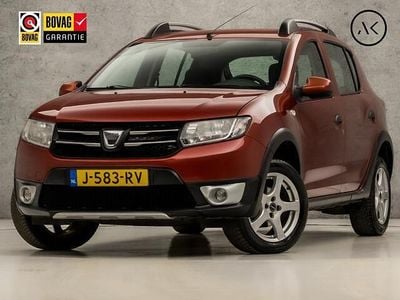 Rood (metallic) Occasion 2013 Dacia Sandero Lauréate Hatchback | € 3.945 (Eerlijke prijs)