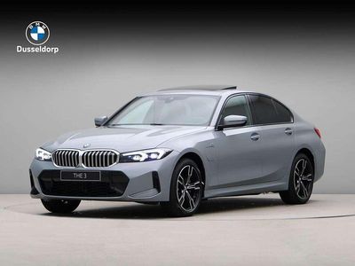 Grijs Nieuw 2025 BMW 330e M Sport Sedan | € 66.273 (Goede deal)