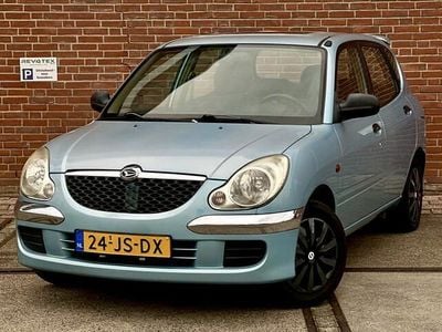 Occasion Daihatsu Sirion 59 PK (43 kW) 2002 Blauw, metallic lak Hatchback