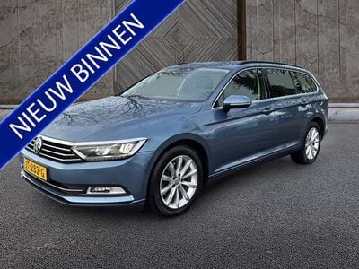 Blauw (metallic) Occasion 2016 VW Passat Comfortline Stationwagen | € 9.950 (Goede deal)