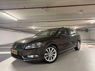 Bruin Gebruikt 2012 VW Passat Highline Stationwagen | € 7.900 (Iets duurder)