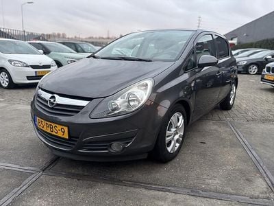 Grijs (metallic) Gebruikt 2011 Opel Corsa S Hatchback | € 2.950 (Eerlijke prijs)