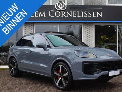 Grijs Occasion 2024 Porsche Cayenne Turbo E-Hybrid Sport SUV | € 171.950