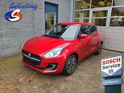 Rood Gebruikt 2022 Suzuki Swift Style Hatchback | € 17.450 (Eerlijke prijs)