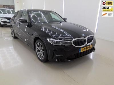 Zwart Occasion 2021 BMW 318 Executive Sedan | € 22.499 (Goede deal)