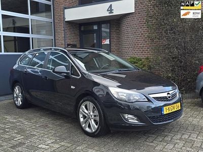 Zwart Gebruikt 2013 Opel Astra Sport Stationwagen | € 6.795 (Eerlijke prijs)