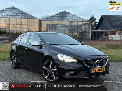 Zwart (metallic) Gebruikt 2018 Volvo V40 R-Design Hatchback | € 20.990 (Eerlijke prijs)