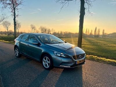 Grijs Gebruikt 2015 Volvo V40 Momentum Hatchback | € 9.500 (Eerlijke prijs)