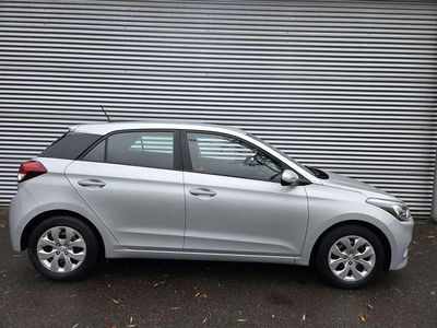 Grijs (metallic) Gebruikt 2017 Hyundai i20 Hatchback | € 8.750 (Eerlijke prijs)