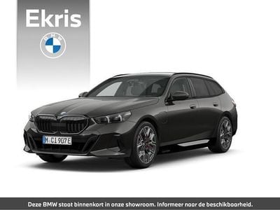 Grijs (metallic) Nieuw 2025 BMW 550e M Sport Stationwagen | € 110.463 (Eerlijke prijs)