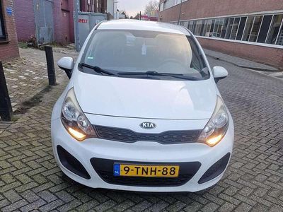 Wit Gebruikt 2014 Kia Rio MPV | € 5.250 (Eerlijke prijs)