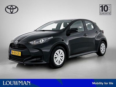 Zwart Gebruikt 2022 Toyota Yaris Hybrid Active Hatchback | € 21.900 (Eerlijke prijs)