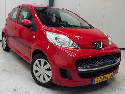 Rood (metallic) Gebruikt 2010 Peugeot 107 Hatchback | € 2.375 (Eerlijke prijs)