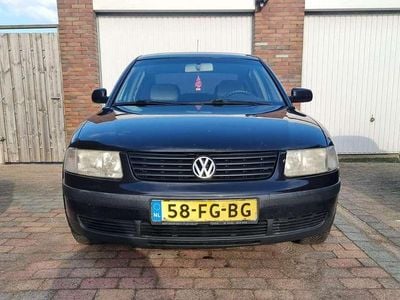 Zwart Gebruikt 2000 VW Passat Trendline Sedan | € 895