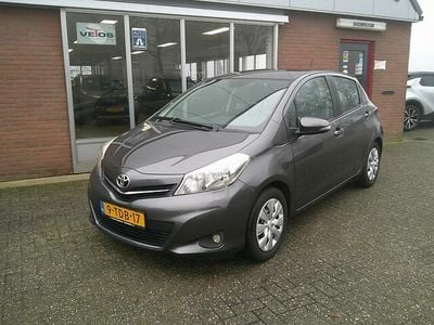 Grijs (metallic) Gebruikt 2014 Toyota Yaris Hatchback | € 8.500 (Eerlijke prijs)