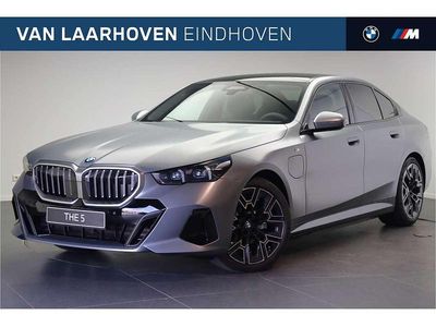 Grijs Nieuw 2025 BMW 530e Comfort Edition Sedan | € 90.528 (Duur)