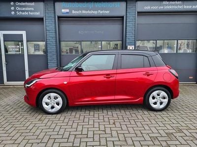 Rood (metallic) Occasion 2025 Suzuki Swift Hatchback | € 22.650 (Iets duurder)