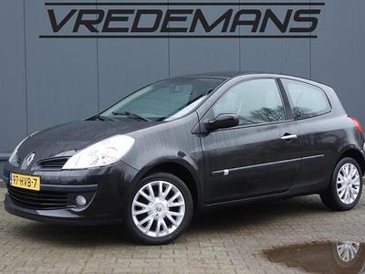 Zwart (metallic) Occasion 2009 Renault Clio II Collection Hatchback | € 3.950 (Eerlijke prijs)