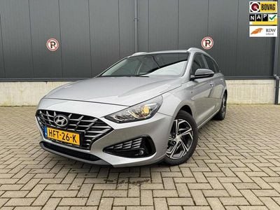 Grijs (metallic) Gebruikt 2023 Hyundai i30 Comfort Stationwagen | € 21.950 (Eerlijke prijs)