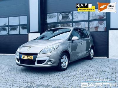 Beige (metallic) Gebruikt 2010 Renault Scénic III Dynamique MPV | € 3.885 (Eerlijke prijs)
