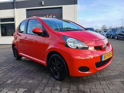 Rood (metallic) Gebruikt 2012 Toyota Aygo Hatchback | € 2.799 (Goede deal)