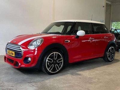 Rood Gebruikt 2015 Mini Cooper Hatchback | € 13.950 (Eerlijke prijs)