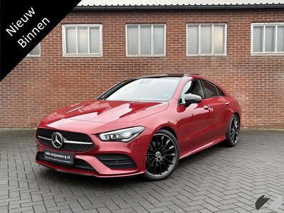 Rood Occasion 2023 Mercedes CLA180 AMG line Sedan | € 36.900 (Eerlijke prijs)