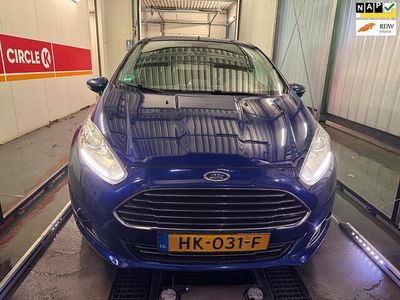 Blauw Gebruikt 2015 Ford Fiesta Titanium Hatchback | € 4.499 (Eerlijke prijs)