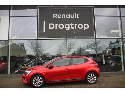 Rouge flamme (rood parelmoer) Gebruikt 2022 Renault Clio V Intens Hatchback | € 14.925 (Eerlijke prijs)