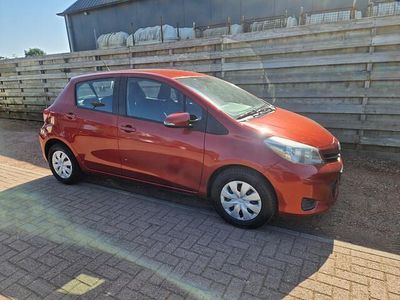 Rood Occasion 2012 Toyota Yaris Hatchback | € 3.750