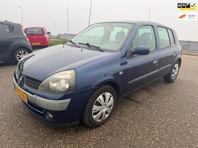 Blauw (metallic) Gebruikt 2003 Renault Clio II Hatchback | € 2.799 (Eerlijke prijs)