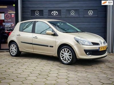 Beige (metallic) Gebruikt 2006 Renault Clio II Dynamique Hatchback | € 1.950 (Eerlijke prijs)