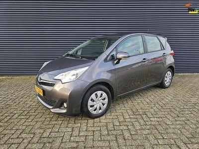 Grijs (metallic) Gebruikt 2012 Toyota Verso-S MPV | € 7.950 (Goede deal)